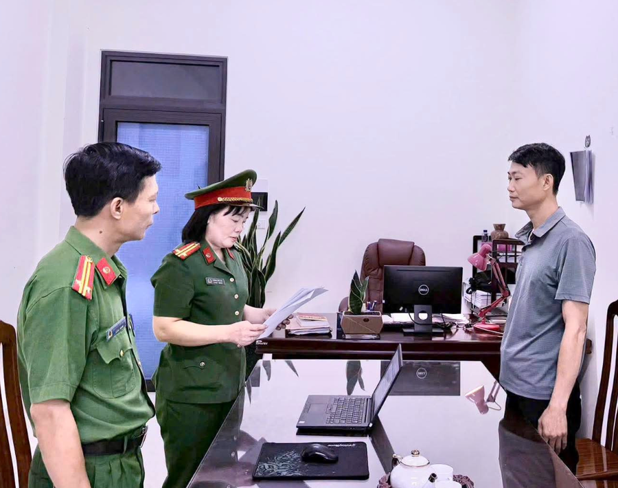 Cơ quan chức năng tống đạt các quyết định tố tụng đối với Hoàng Kim Trường. Ảnh: Công an Tuyên Quang