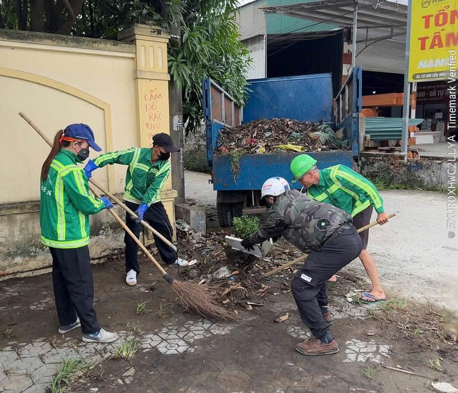 Huy động tổng lực xử lý rác thải.