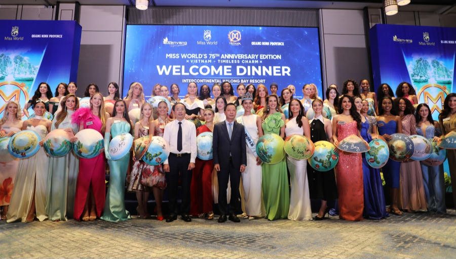 Các thí sinh Miss World 2026 cùng đại biểu chụp ảnh lưu niệm tại tiệc chào mừng ở Quảng Ninh.