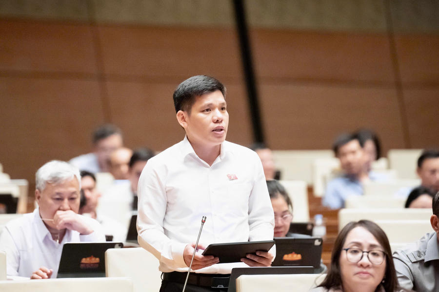 Đại biểu Dương Mạc Kiên đoàn ĐBQH tỉnh Cao Bằng phát biểu. Ảnh: quochoi.vn