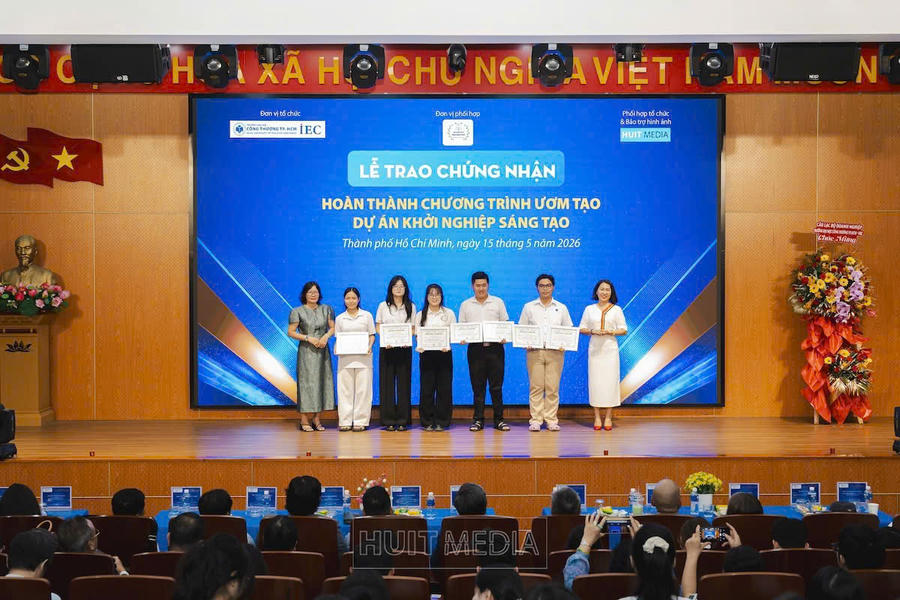 Sinh viên HUIT được trao Giấy chứng nhận sau khi hoàn thành chương trình ươm tạo dự án khởi nghiệp sáng tạo chuyên sâu