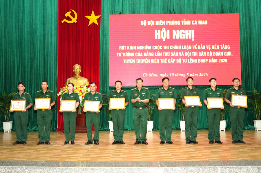 Đại tá Hà Văn Thanh - Chỉ huy trưởng Ban Chỉ huy BĐBP tỉnh Cà Mau, tặng Giấy khen cho các cá nhân có thành tích trong tham gia Cuộc thi chính luận về bảo vệ nền tảng tư tưởng của Đảng lần thứ sáu năm 2026 cấp Tỉnh ủy Cà Mau.
