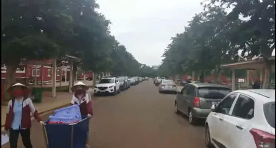 Hàng trăm ôtô đậu kín hai bên đường khi, trong đó có nhiều xe sang. Hàng trăm ôtô đậu kín hai bên đường khi, trong đó có nhiều xe sang.