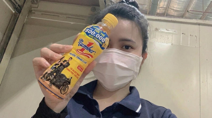 Cùng với anh Thức, chị Trần Thị Mỹ Lệ, một công nhân làm việc tại Đồng Nai là khách hàng đầu tiên trúng giải Đặc biệt 100 triệu đồng từ chương trình "Xé ngay trúng liền" hè 2026. (Ảnh: NVCC).
