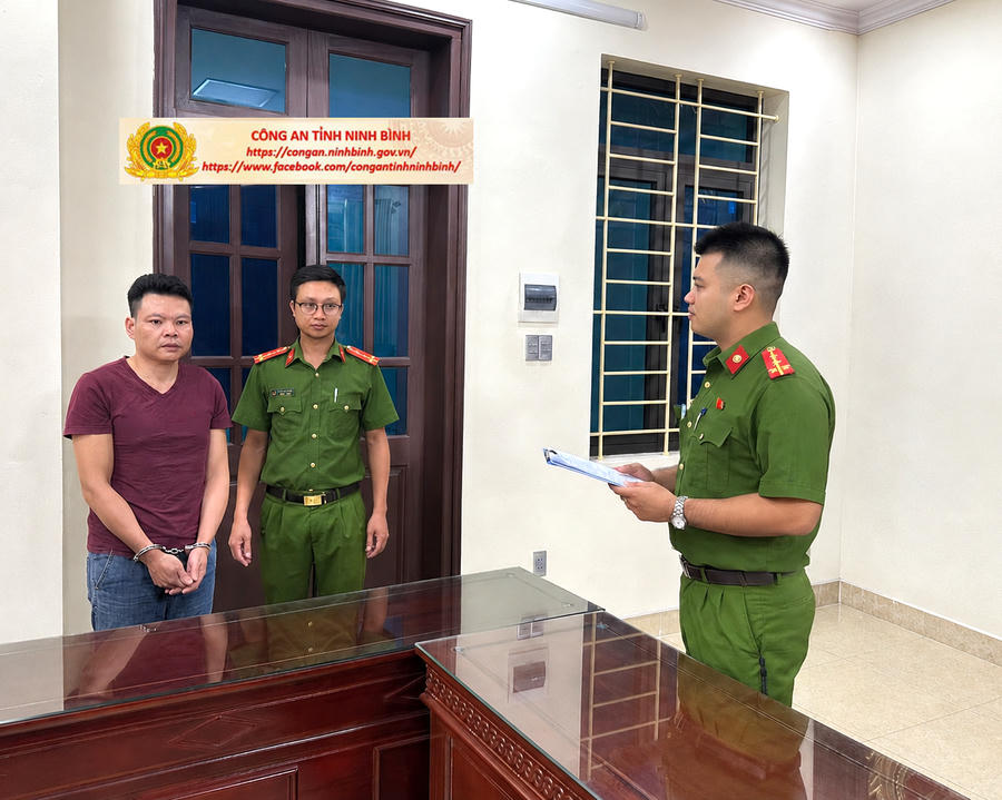 Đối tượng  Đoàn Hải Đảo (áo tối màu). Ảnh: CANB