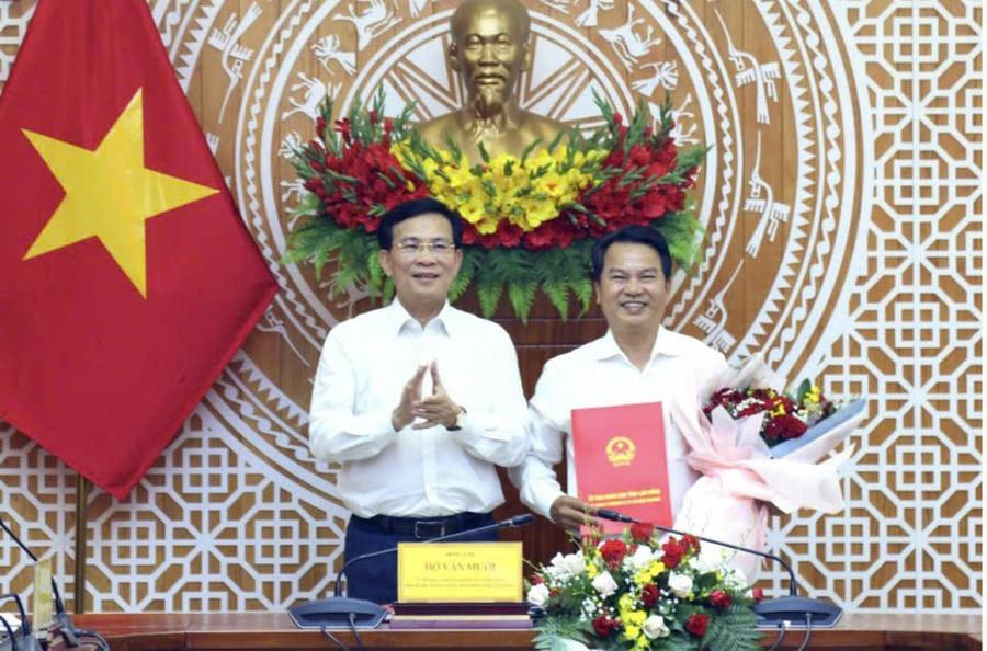 Ủy viên Ban Chấp hành Trung ương Đảng, Phó Bí thư Tỉnh ủy, Chủ tịch UBND tỉnh Lâm Đồng Hồ Văn Mười giao quyết định quyền Giám đốc Ban QLDA Đầu tư xây dựng số 1 đối với ông Trần Văn Hiệp. Ủy viên Ban Chấp hành Trung ương Đảng, Phó Bí thư Tỉnh ủy, Chủ tịch UBND tỉnh Lâm Đồng Hồ Văn Mười giao quyết định quyền Giám đốc Ban QLDA Đầu tư xây dựng số 1 đối với ông Trần Văn Hiệp.