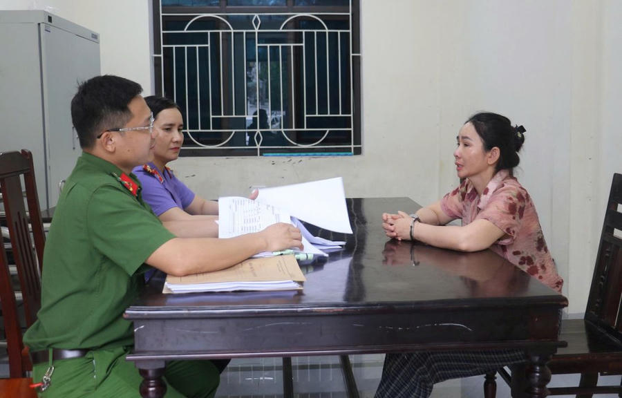 Cơ quan chức năng lấy lời khai Phạm Thị Hương - Ảnh Công an Nghệ An.