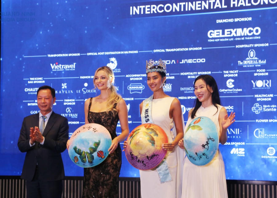 Lãnh đạo tỉnh Quảng Ninh trao tặng nón lá truyền thống in hình Vịnh Hạ Long cho các thí sinh Miss World 2026.