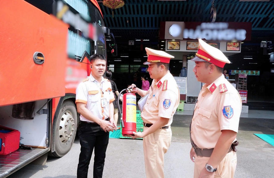 Đội CSGT đường bộ số 2 kiểm tra trang thiết bị phục vụ xử lý sự cố trên xe khách tại các trạm dừng chân trên tuyến QL20.