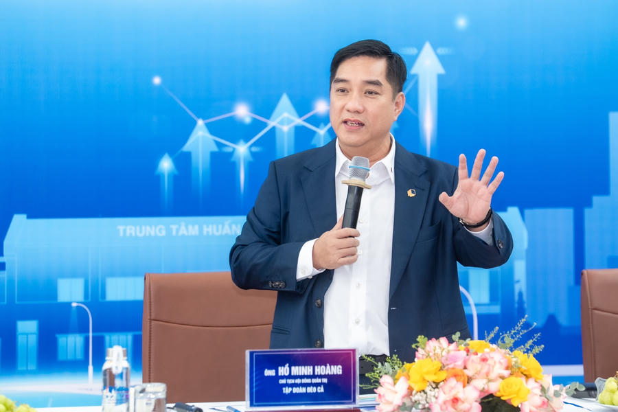 Chủ tịch HĐQT Hồ Minh Hoàng điều hành hội nghị.