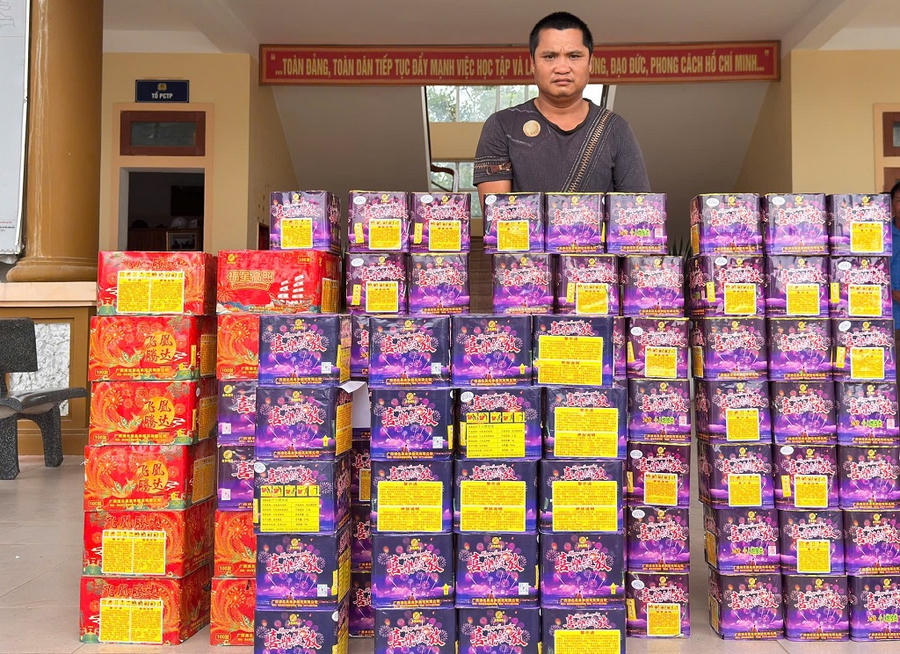 Đoàn Quý Hợi và số pháo hoa bị thu giữ - Ảnh Công an Nghệ An.