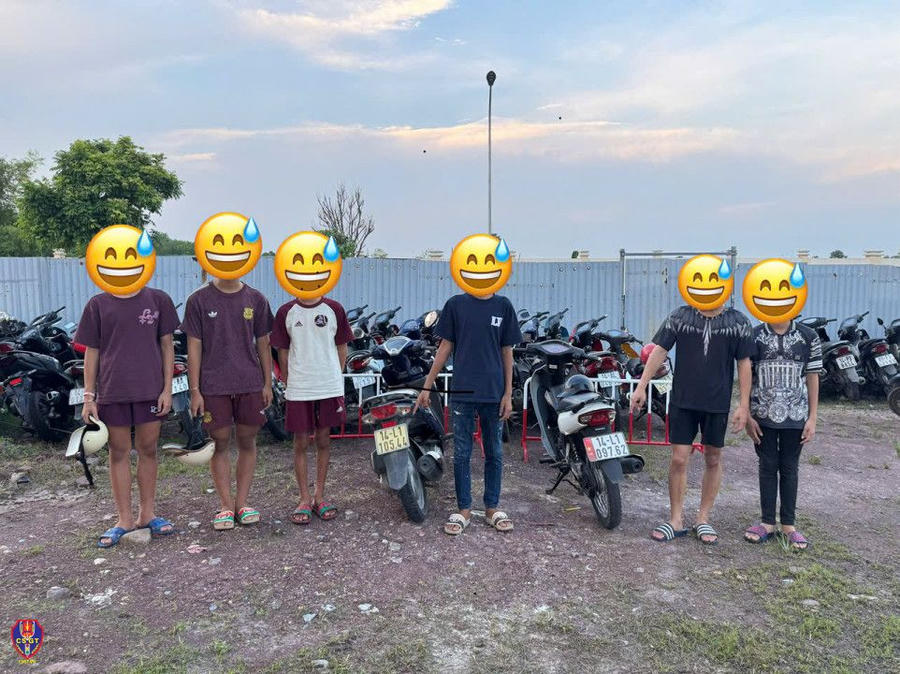 Nhóm đối tượng cùng phương tiện vi phạm. (Ảnh: Cục CSGT)