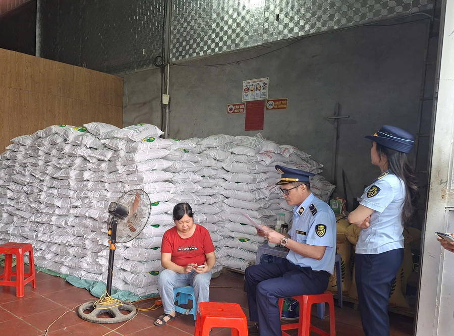 Chi cục quản lí thị trường phát hiện hộ kinh doanh Quân Lan đang đóng gạo vào bao bì Gạo Séng Cù Mường Khương. (Ảnh: Công an Lào Cai).