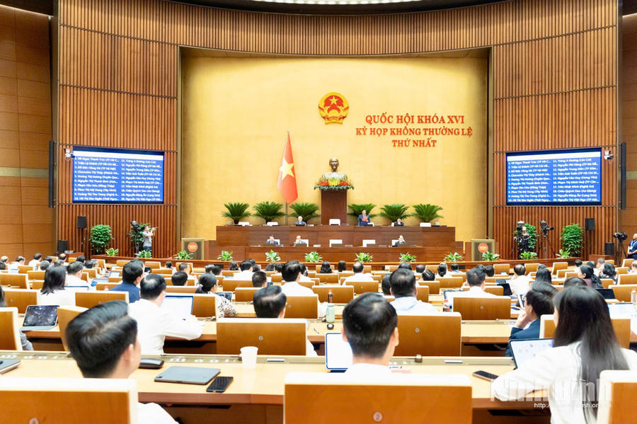 Toàn cảnh phiên thảo luận tại hội trường chiều 9/8.