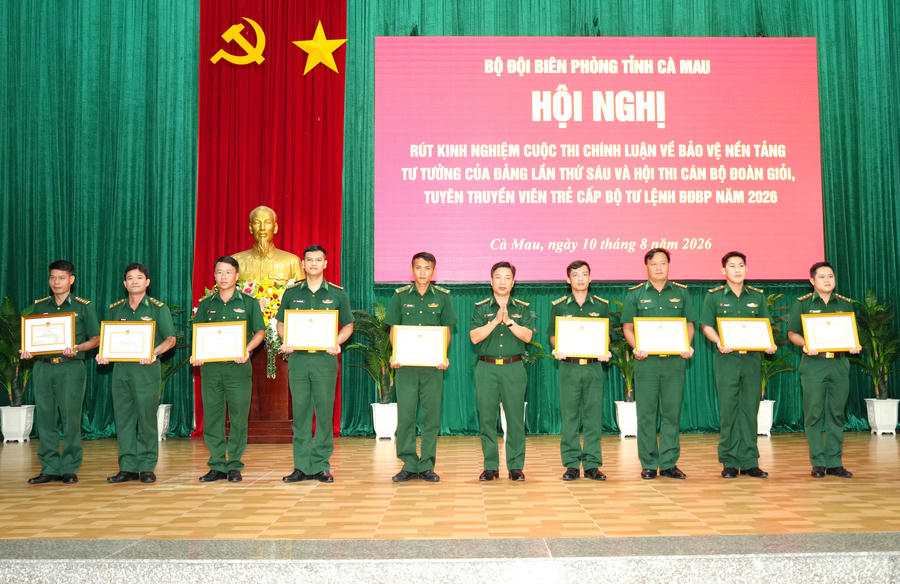 Đại tá Phạm Minh Giang - Bí thư Đảng ủy, Chính ủy Ban Chỉ huy BĐBP tỉnh Cà Mau, tặng Giấy khen cho các cá nhân có thành tích trong tham gia Cuộc thi chính luận về bảo vệ nền tảng tư tưởng của Đảng lần thứ sáu năm 2026 cấp Bộ Tư lệnh BĐBP.