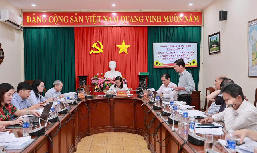 Các đại biểu phát biểu tại buổi làm việc.