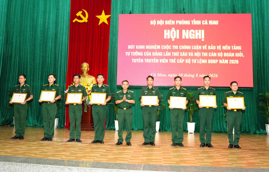 Đại tá Nguyễn Quang Hà - Phó Chính ủy Ban Chỉ huy BĐBP tỉnh Cà Mau, tặng Giấy khen cho các cá nhân có thành tích trong tham gia Hội thi cán bộ Đoàn giỏi, Tuyên truyền viên trẻ cấp Bộ Tư lệnh BĐBP năm 2026.