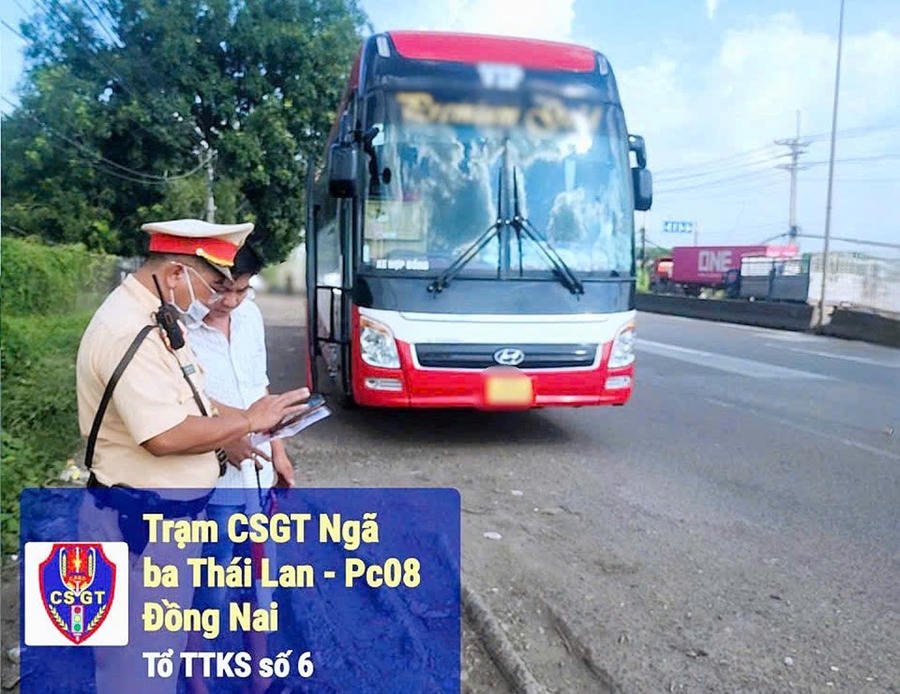 Trạm CSGT Ngã ba Thái Lan kiểm tra, nhắc nhở các tài xế xe khách tuân thủ Luật TTATGT.