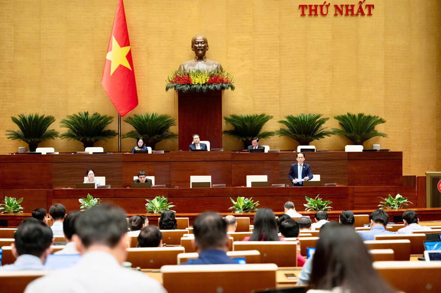 Bộ trưởng Bộ trưởng Bộ Tư pháp Hoàng Thanh Tùng giải trình ý kiến đại biểu Quốc hội. Ảnh: quochoi.vn