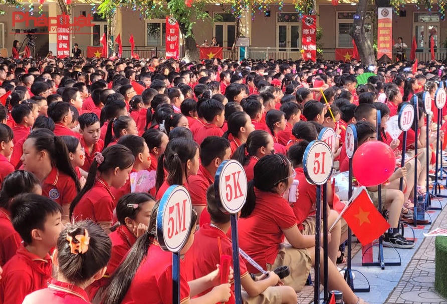 34/34 địa phương đều đặt mục tiêu hoàn thành việc sắp xếp trong tháng 8, để các cơ sở giáo dục có thời gian kiện toàn tổ chức, bố trí nhân sự và chuẩn bị cho năm học 2026 - 2027. Hình ảnh khai giảng năm học mới 2025-2026 tại trường Tiểu học Nguyễn Trãi, Hà Nội.