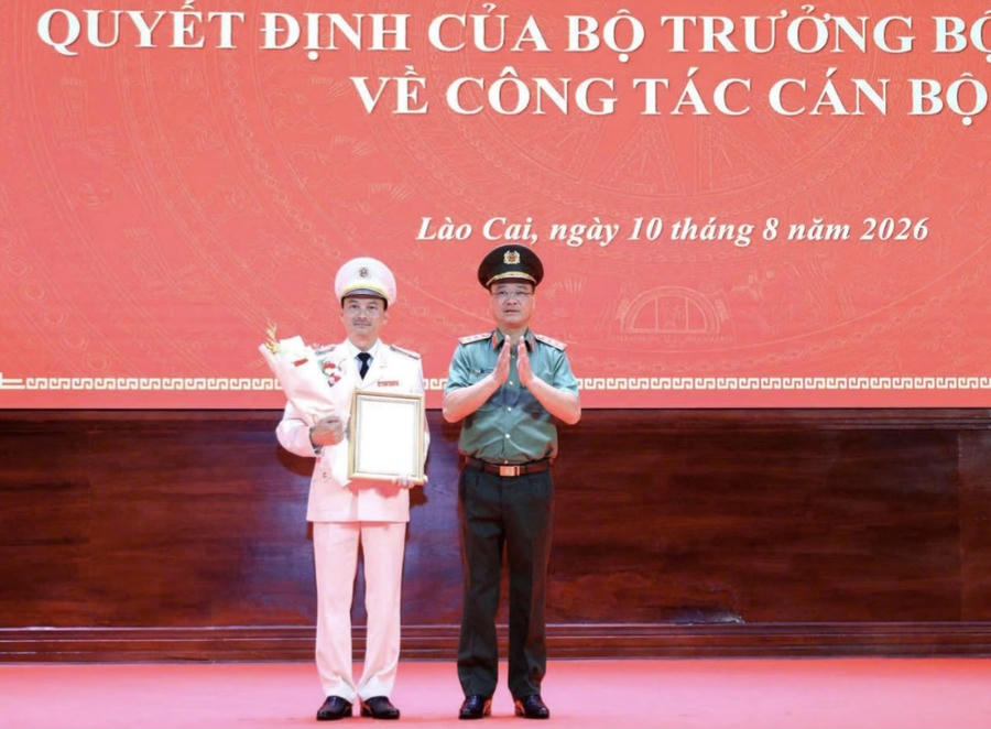 Đại tá Trịnh Khắc Cường - Phó Cục trưởng Cục An ninh chính trị nội bộ, Bộ Công an được điều động, bổ nhiệm giữ chức Giám đốc Công an tỉnh Lào Cai. Đại tá Trịnh Khắc Cường - Phó Cục trưởng Cục An ninh chính trị nội bộ, Bộ Công an được điều động, bổ nhiệm giữ chức Giám đốc Công an tỉnh Lào Cai.