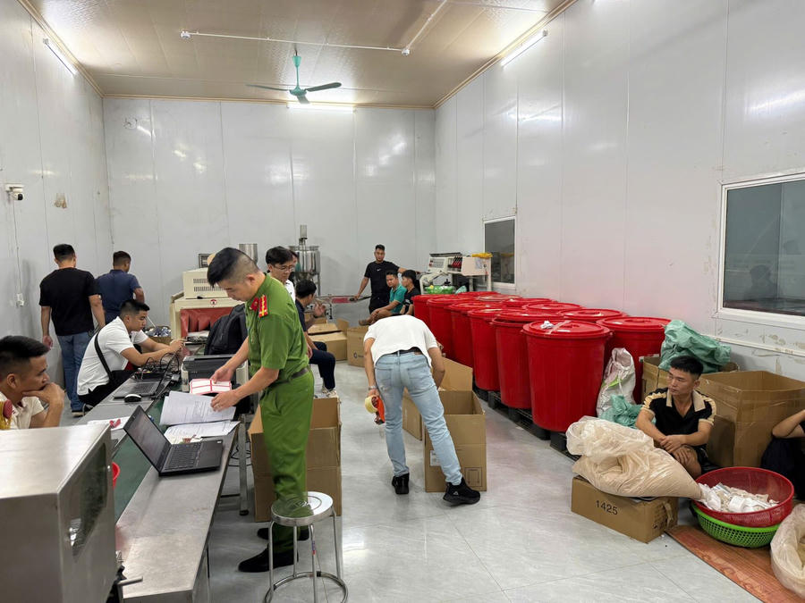Cơ quan Cảnh sát điều tra khám xét khẩn cấp nơi làm việc của các đối tượng. (Ảnh: Công an tỉnh Phú Thọ)