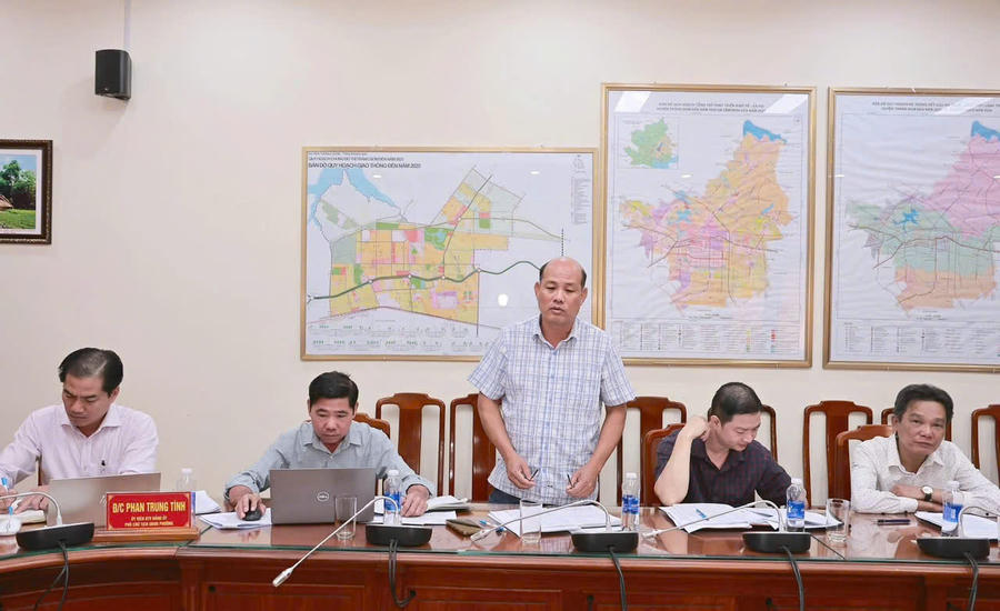 Các đại biểu phát biểu tại buổi làm việc.
