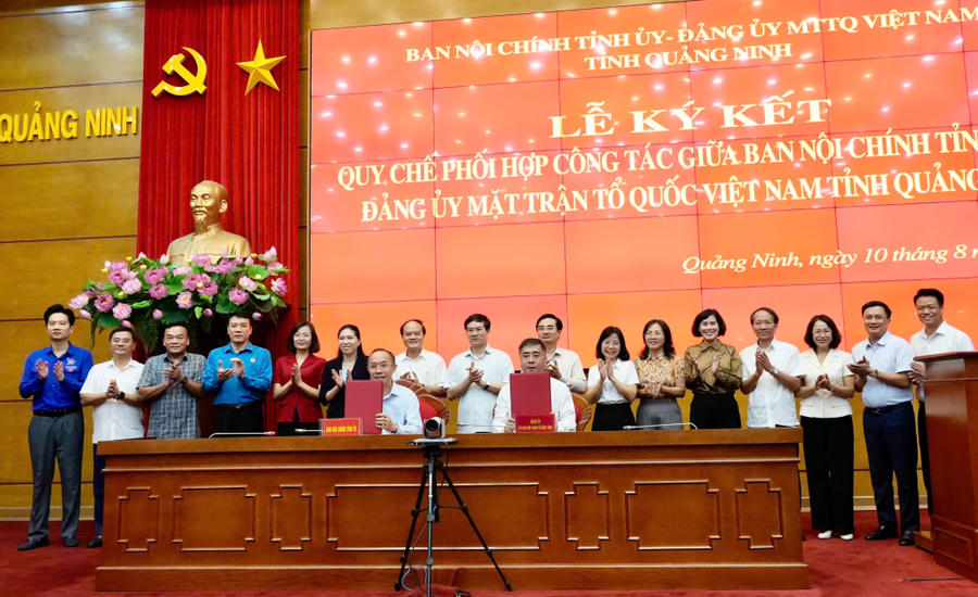 Lãnh đạo Ban Nội chính Tỉnh uỷ và Đảng ủy MTTQ tỉnh thực hiện ký kết chương trình phối hợp. Lãnh đạo Ban Nội chính Tỉnh uỷ và Đảng ủy MTTQ tỉnh thực hiện ký kết chương trình phối hợp.