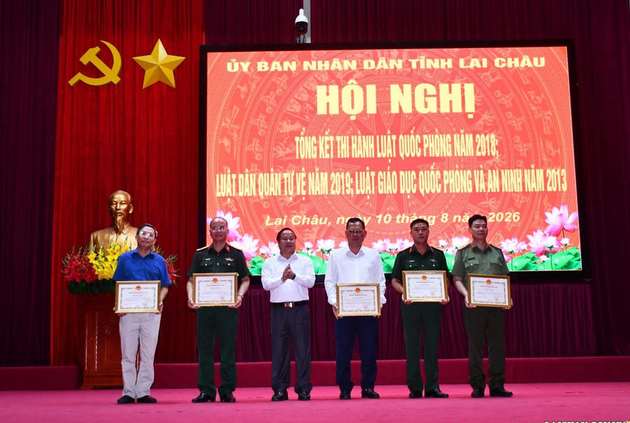 Ông Tống Thanh Hải - Ủy viên Ban Thường vụ Tỉnh ủy, Phó Chủ tịch Thường trực UBND tỉnh trao Bằng khen của Chủ tịch UBND tỉnh Lai Châu cho các tập thể, cá nhân. (Ảnh: CTTĐT Lai Châu).
