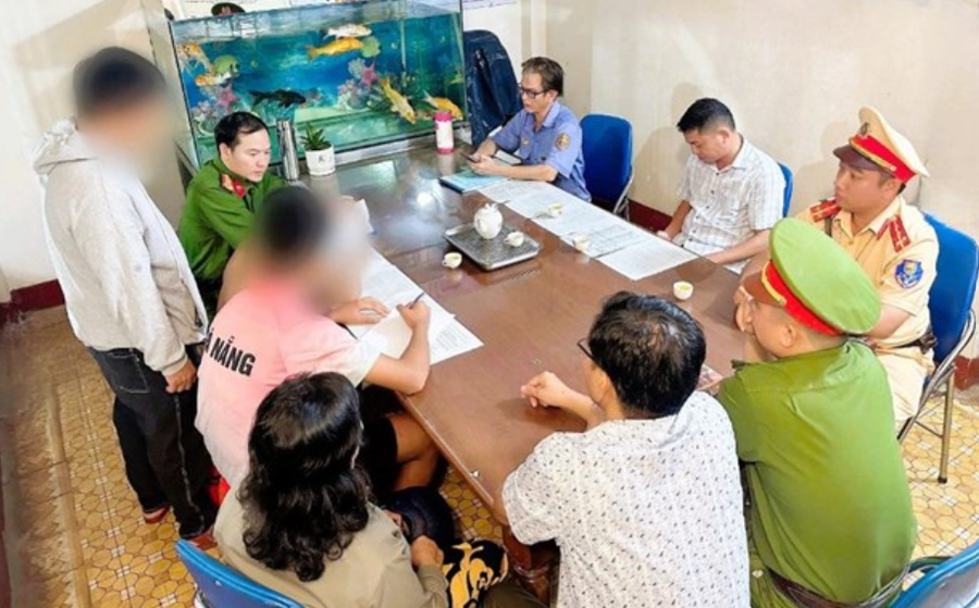 Hai em thiếu niên cùng phụ huynh ký cam kết không tái phạm sau khi được lực lượng chức năng nhắc nhở hành vi ném đá vào tàu hỏa. Ảnh: Công an TP Đồng Nai