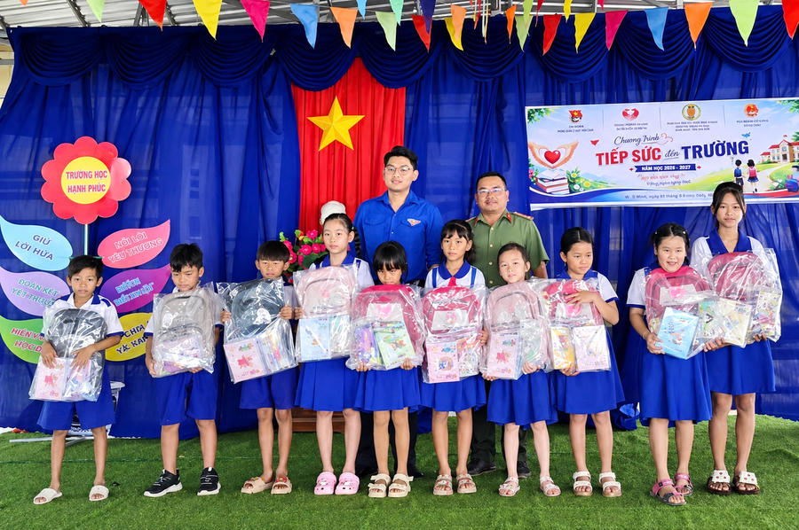 Cán bộ Phòng Quản lý xuất nhập cảnh Công an Cà Mau phối hợp tổ chức chương trình “Tiếp sức đến trường” tại Trường Tiểu học Đỗ Thừa Luông, xã U Minh.