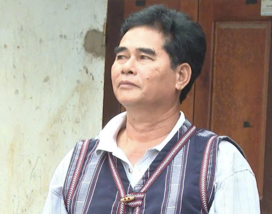 Người có uy tín cùng các đoàn thể thôn Măng Tố động viên bà con tích cực lao động, sản xuất, phát triển kinh tế. Ảnh: Báo Lâm Đồng