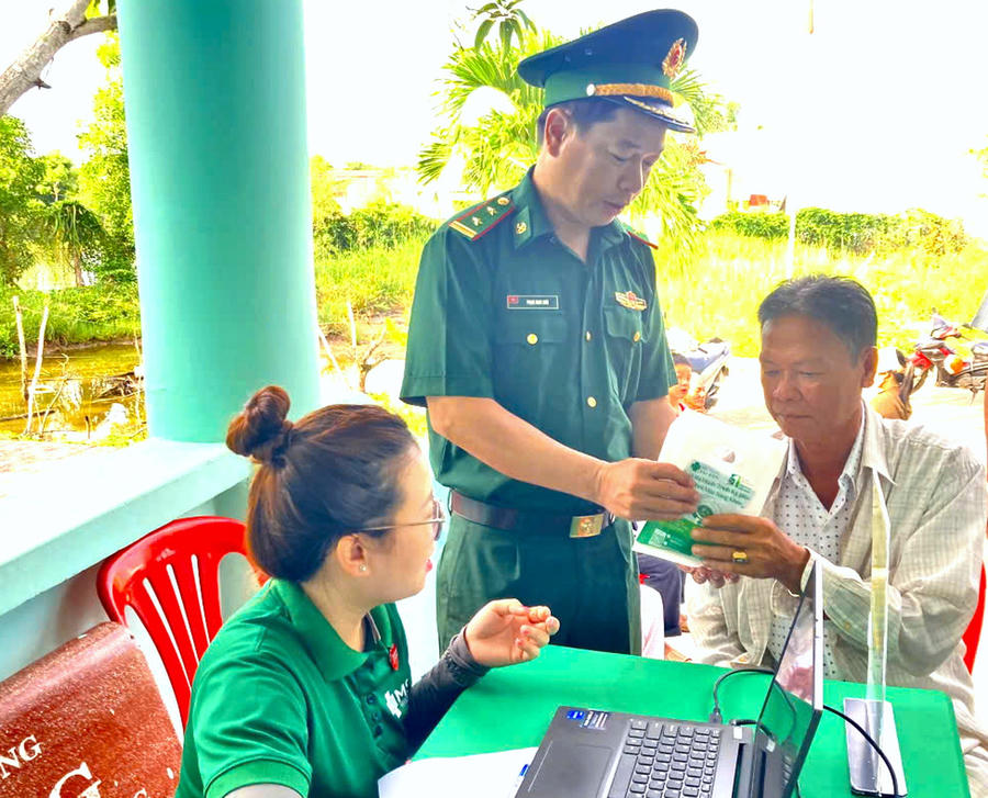 Người dân nhận thuốc điều trị bệnh mắt miễn phí.