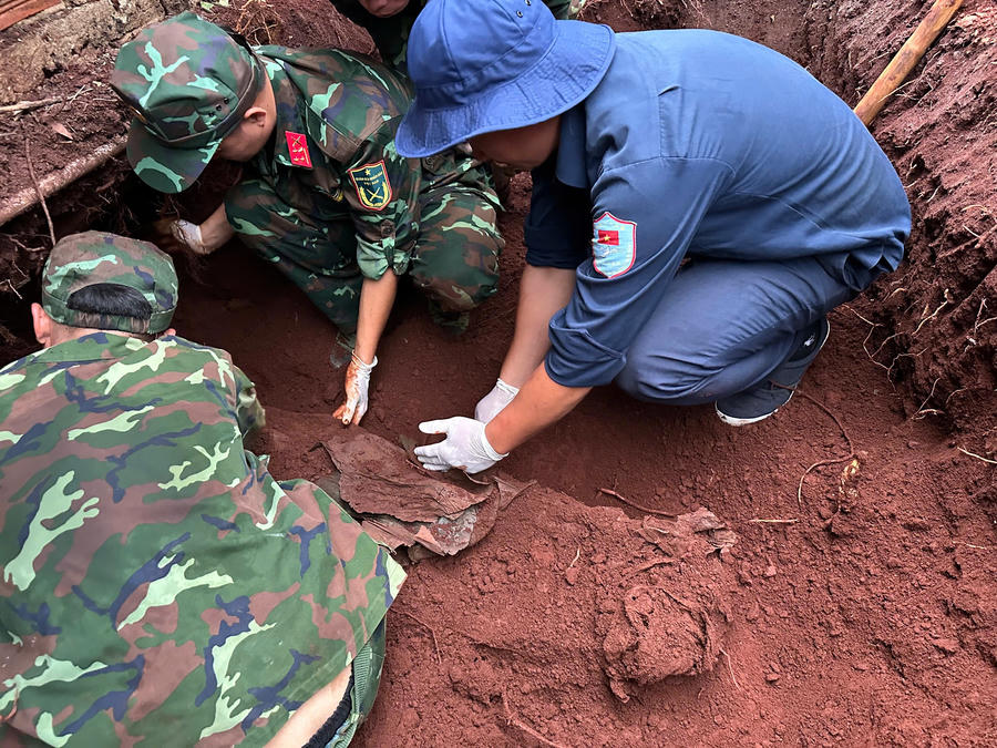 Lực lượng làm nhiệm vụ cẩn trọng thu thập, tìm lại danh tính cho những chiến sĩ đã thầm lặng hy sinh vì sự bình yên của Tổ quốc.