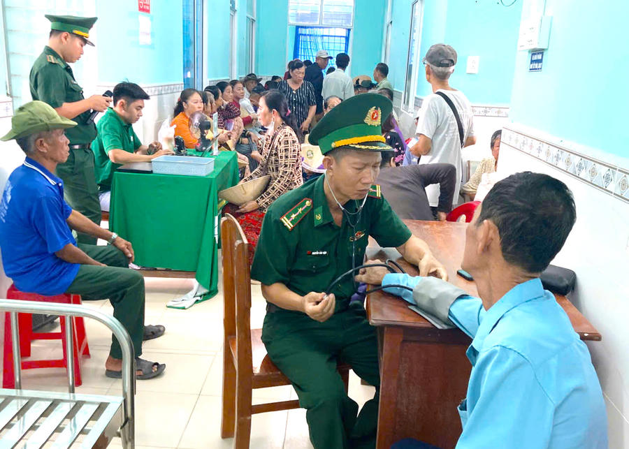 Quân y Đồn Biên phòng Đất Mũi khám huyết áp cho người dân.