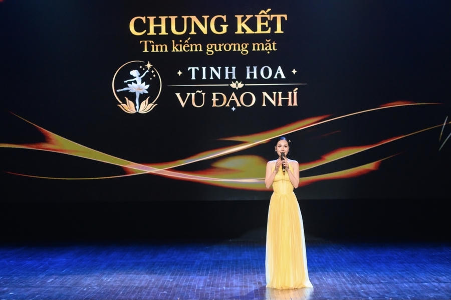 Trưởng BTC Đỗ Thu Thảo phát biểu trước buổi thi. Ảnh BTC