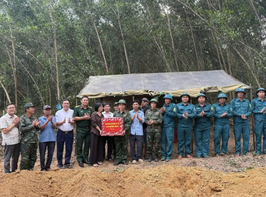 Phó Chủ tịch UBND tỉnh Nguyễn Thi Thanh Lich (bên trái, áo xám) tăng quà cho lực lượng tìm kiếm hài cốt liệt sĩ.