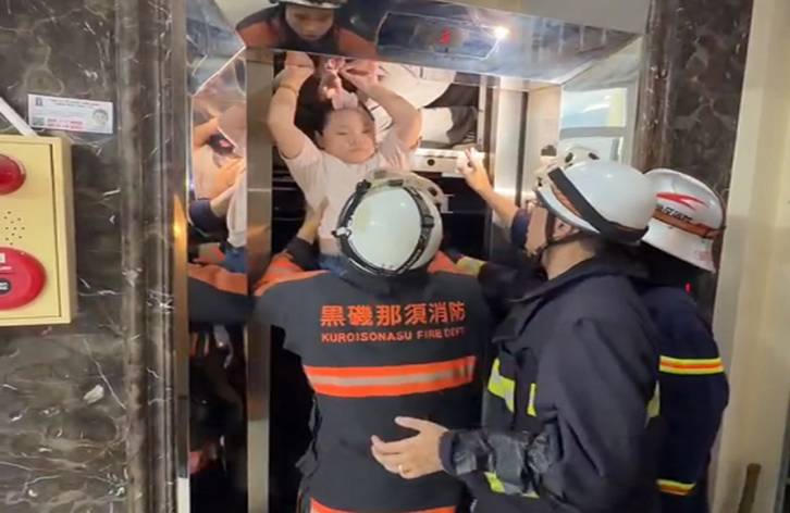 Hướng dẫn và đưa các nạn nhân ra bên ngoài. (Ảnh: Công an TP Hà Nội)