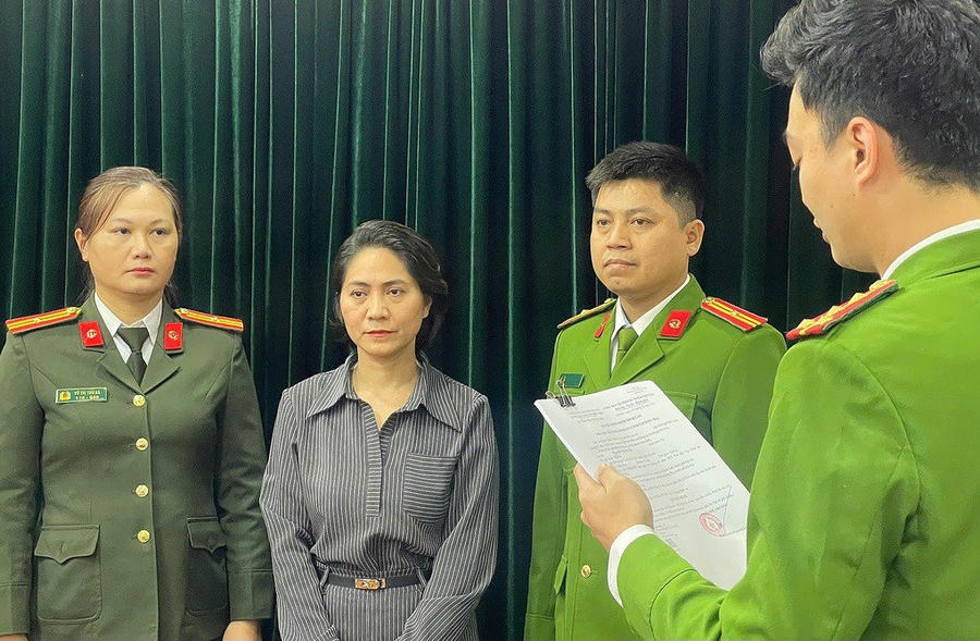 Công an tống đạt quyết định tố tụng với giám đốc Nguyễn Thị Thu Hà. Ảnh: Công an cung cấp.