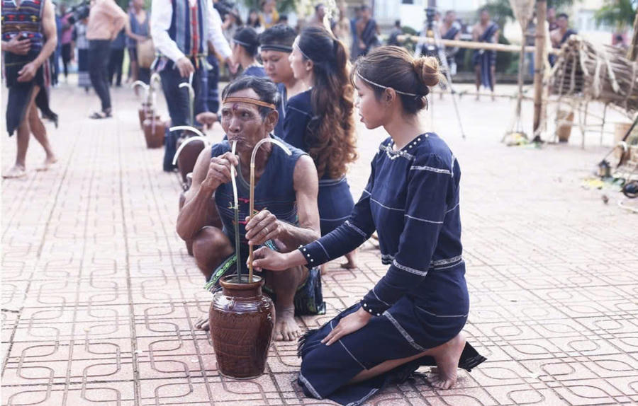 Thông qua lễ hội, người có uy tín của đồng bào Cơ Ho tuyên truyền pháp luật cho buôn làng.