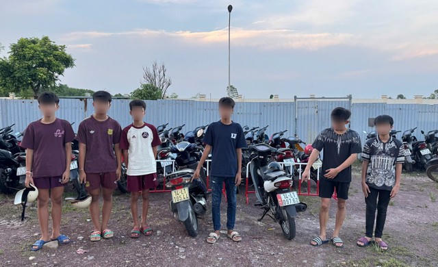 Nhóm thanh thiếu niên cùng các phương tiện liên quan vụ lạng lách, đánh võng. Nhóm thanh thiếu niên cùng các phương tiện liên quan vụ lạng lách, đánh võng.