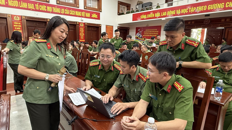 Các báo cáo viên hướng dẫn thực hành trực tiếp cho các đại biểu trên phần mềm máy tính. (Ảnh: BCA)