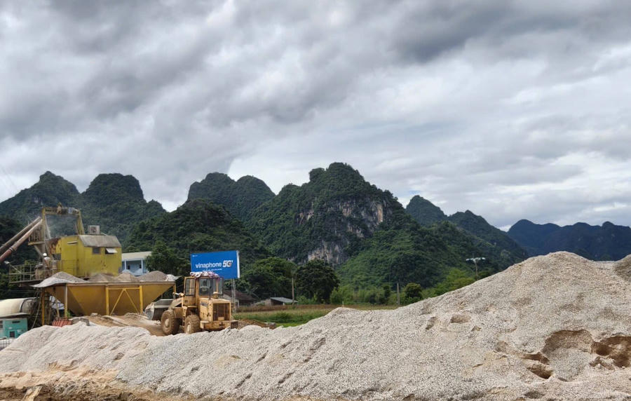 Khai thác đá sản xuất cát nghiền, góp phần bổ sung nguồn cung vật liệu xây dựng cơ bản cho thị trường. (Ảnh: CTTĐT Cao Bằng).
