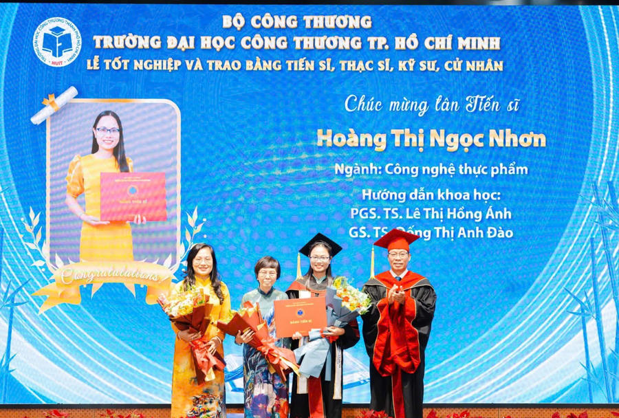 Nhà giáo ưu tú, Phó Giáo sư, Tiến sĩ Nguyễn Xuân Hoàn - Hiệu trưởng HUIT (bìa phải) trao bằng tại Lễ tốt nghiệp