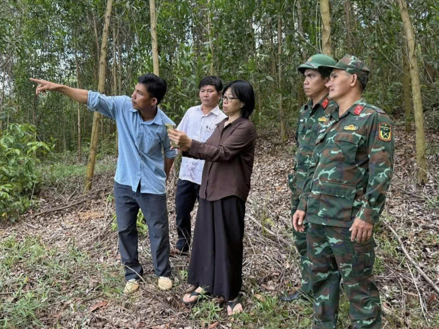 Phó Chủ tịch UBND tỉnh Nguyễn Thi Thanh Lich (ở giữa) kiểm tra khu vuc tìm kiếm hài cốt liệt sĩ. Ảnh: ĐS.