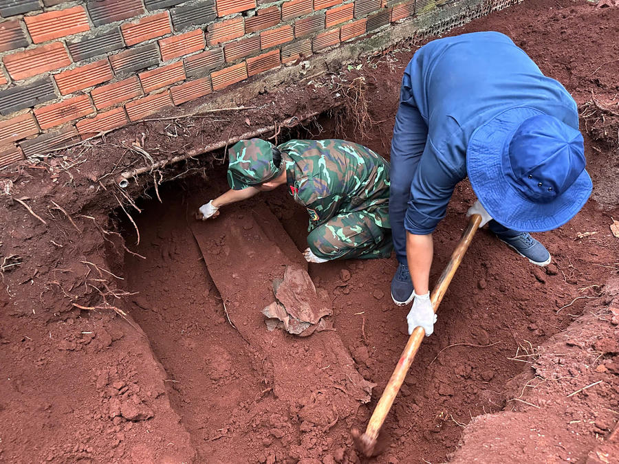 Một hài cốt liệt sĩ đã được tìm thấy ngay trong ngày đầu ra quân.