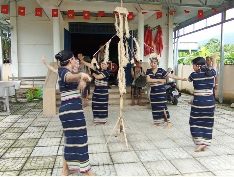 Điệu múa cúng đầu lúa của người Cơ Ho ở thôn Măng Tố, xã Bắc Ruộng. Ảnh: Báo Lâm Đồng