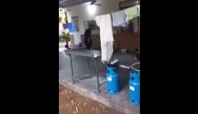 Clip: Người đàn ông đánh đập cháu bé dã man ở chùa Bầu, Phú Thọ.