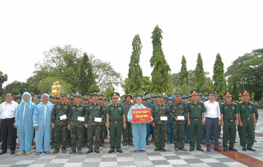 Thiếu tướng Đinh Hồng Tiếng, Ủy viên Ban Thường vụ Tỉnh ủy, Chỉ huy trưởng Bộ Chỉ huy Quân sự tỉnh Lâm Đồng thăm, động viên các lực lượng đang làm nhiệm vụ. Ảnh: Báo Lâm Đồng