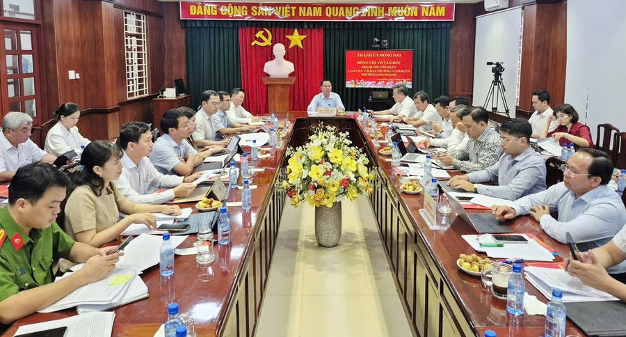 Quang cảnh buổi làm việc. Quang cảnh buổi làm việc.